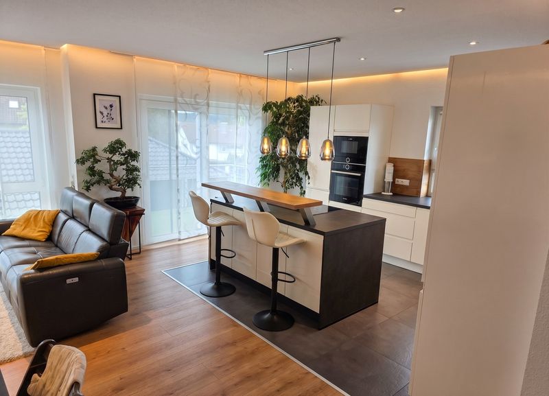 Moderne 4-Zimmer-OG-Wohnung incl. Garage, Stellplätze, PV, Wärmepumpe & Smart Home